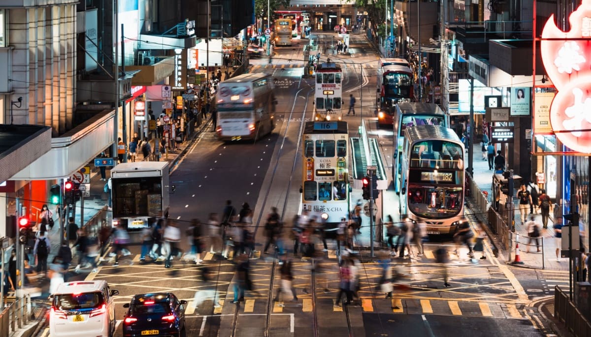 hongkong-people-street Zijn de Hongkongse bitcoin en ethereum ETF's groot nieuws?