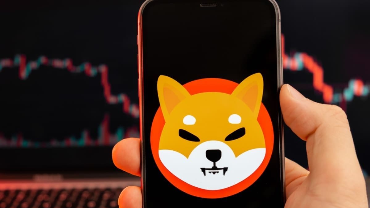 Shiba Inu logo op mobiel met rode koers Shiba Inu logo op mobiel met rode koers