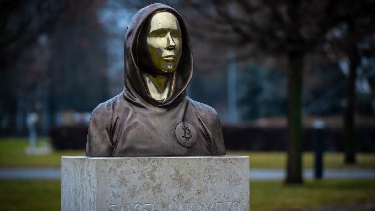 Standbeeld van Satoshi Nakamoto, de anonieme bedenker van Bitcoin Standbeeld van Satoshi Nakamoto, de anonieme bedenker van Bitcoin