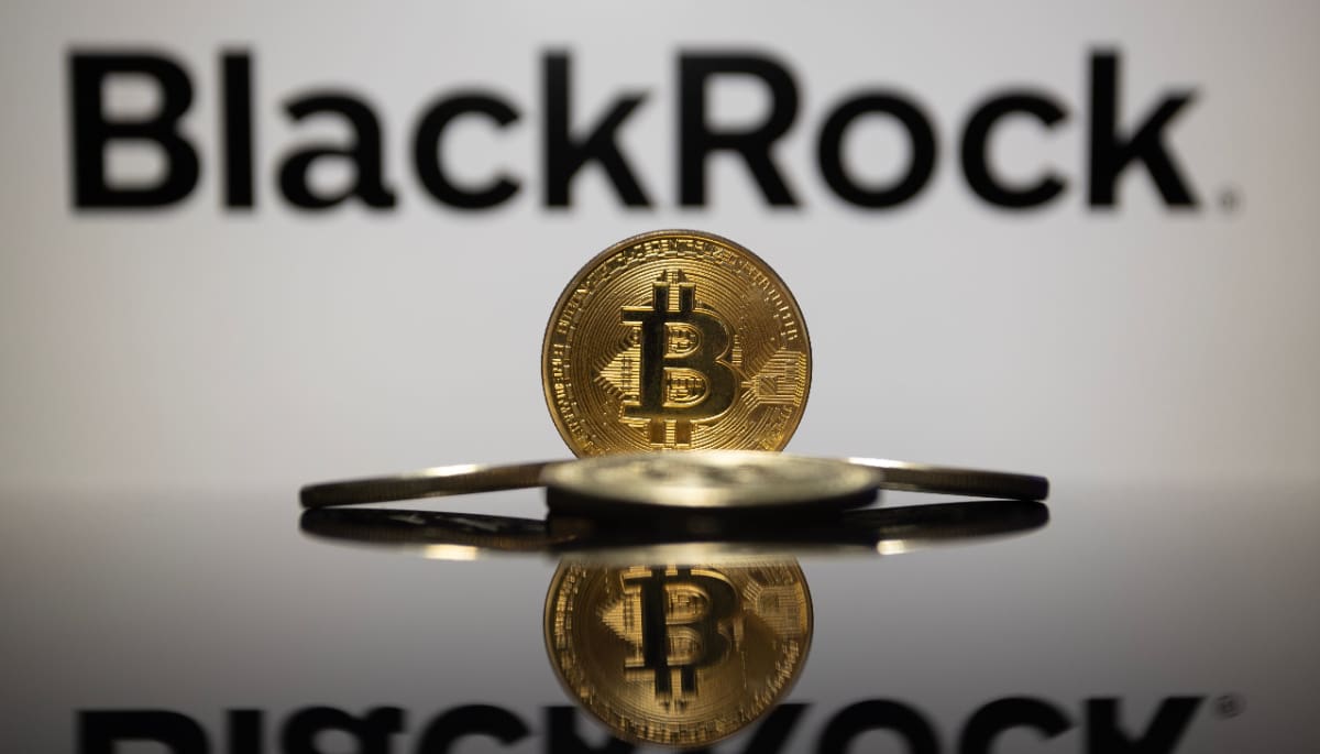 Een afbeelding die representatief is voor de bitcoin ETF's, met op de voorgrond een bitcoin (BTC) munt en op de achtergrond het logo van BlackRock Een afbeelding die representatief is voor de bitcoin ETF's, met op de voorgrond een bitcoin (BTC) munt en op de achtergrond het logo van BlackRock