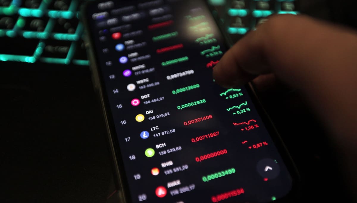Een foto van een hand met daarop crypto koersen van altcoins, met daarbij de waardes ten opzichte van bitcoin (BTC) Een foto van een hand met daarop crypto koersen van altcoins, met daarbij de waardes ten opzichte van bitcoin (BTC)