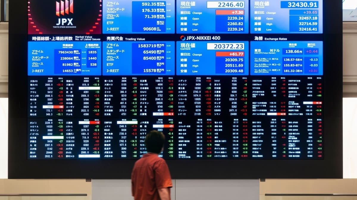 Een afbeelding van een scherm op een aandelenbeurs in Japan Een afbeelding van een scherm op een aandelenbeurs in Japan