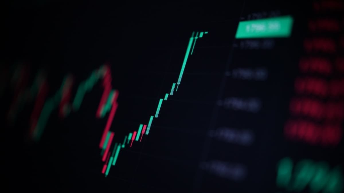 Een afbeelding met een groene, zeer snel stijgende candle chart van een crypto koers of aandelen koers Een afbeelding met een groene, zeer snel stijgende candle chart van een crypto koers of aandelen koers