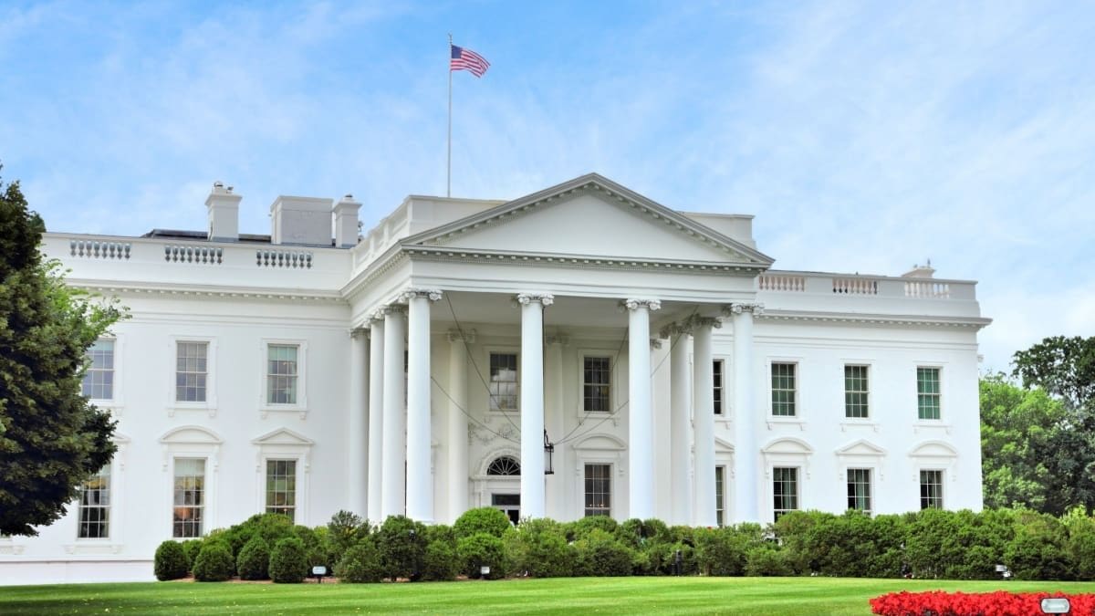 Weißes Haus schlägt Alarm wegen chinesischem Diebstahl von US-KI-Modellen Weißes Haus schlägt Alarm wegen chinesischem Diebstahl von US-KI-Modellen