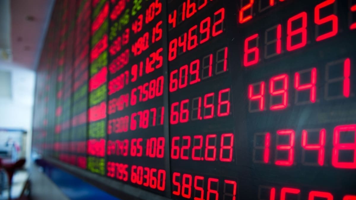 Een afbeelding van rode cijfers op een bord met aandelen en/of crypto koersen Een afbeelding van rode cijfers op een bord met aandelen en/of crypto koersen