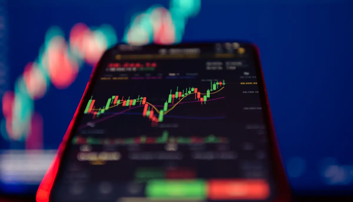 Een afbeelding van een crypto koers, mogelijk een altcoin of bitcoin, met op de achtergrond een koers_grafiek_candle chart Een afbeelding van een crypto koers, mogelijk een altcoin of bitcoin, met op de achtergrond een koers_grafiek_candle chart