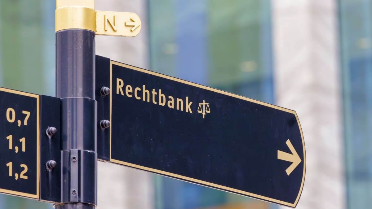Een afbeelding van een verkeersbord die de richting aanwijst naar de rechtbank Een afbeelding van een verkeersbord die de richting aanwijst naar de rechtbank