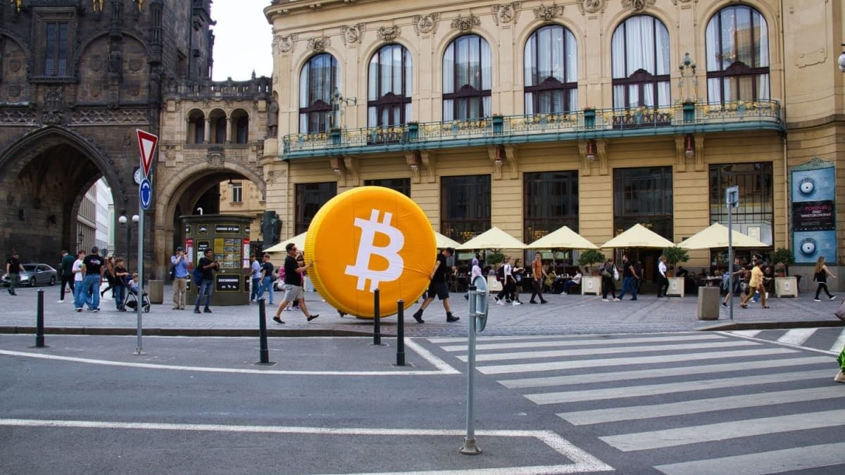 Bitcoin logo op straat Bitcoin logo op straat