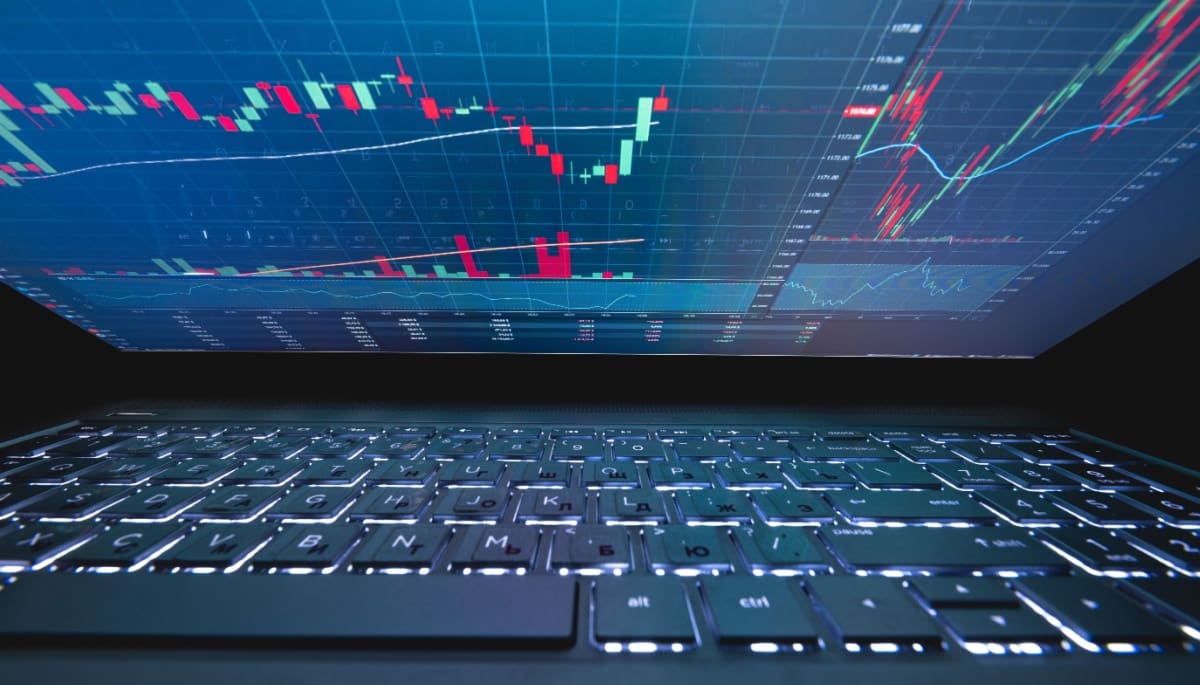Trading koersgrafiek laptop XRP kan hard stijgen door 'golden cross', markt wacht op bevestiging