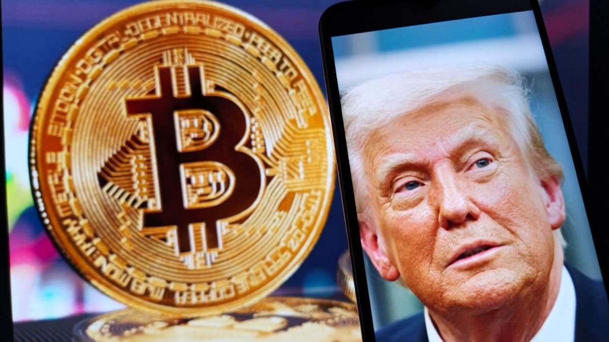 De Amerikaanse president Donald Trump met een bitcoin munt De Amerikaanse president Donald Trump met een bitcoin munt