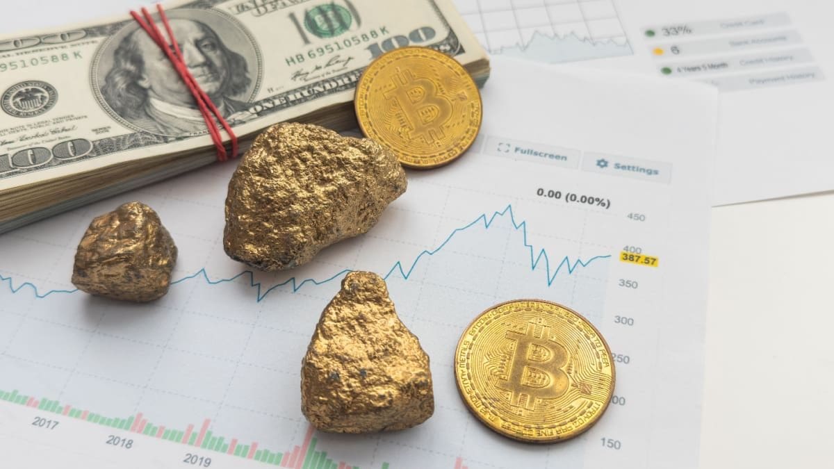 Een afbeelding van bitcoin en goud met dollars en een grafiek Een afbeelding van bitcoin en goud met dollars en een grafiek