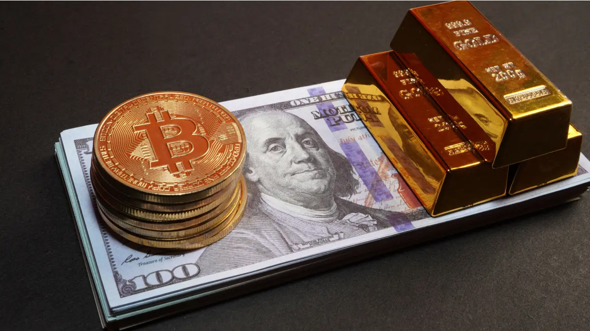 Een afbeelding van een aantal bitcoin munten op een stapeltje dollars met daarbij een aantal goudstaven Een afbeelding van een aantal bitcoin munten op een stapeltje dollars met daarbij een aantal goudstaven