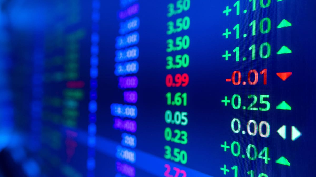 Een afbeelding van een scherm met stijgende cijfers of prijzen van koersen van crypto of aandelen