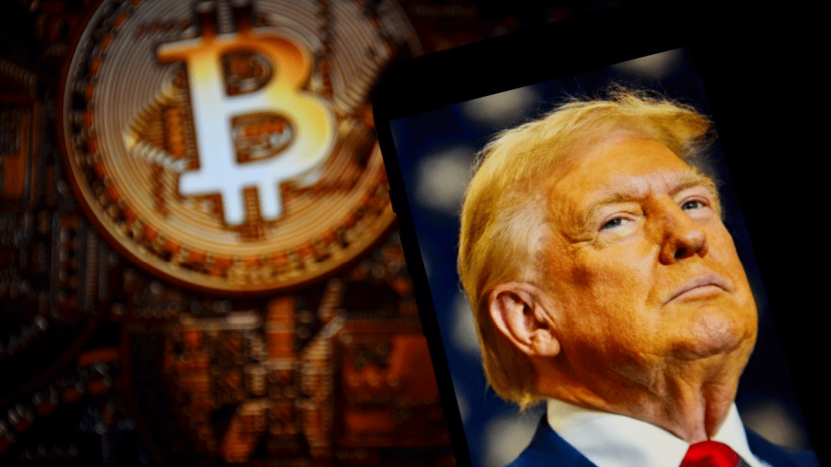 Trump met een bitcoinmunt Trump met een bitcoinmunt
