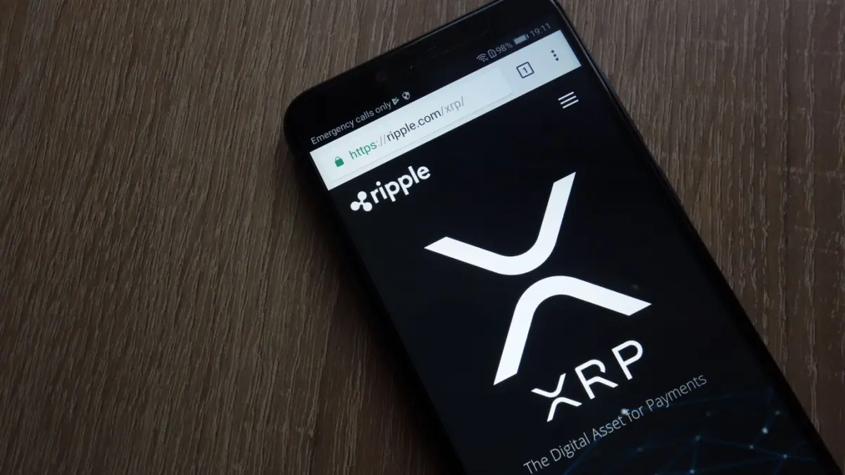 Foto van XRP en Ripple logo's op mobiel XRP verlässt massenhaft die Börsen: „Historisches Signal für Anstieg“