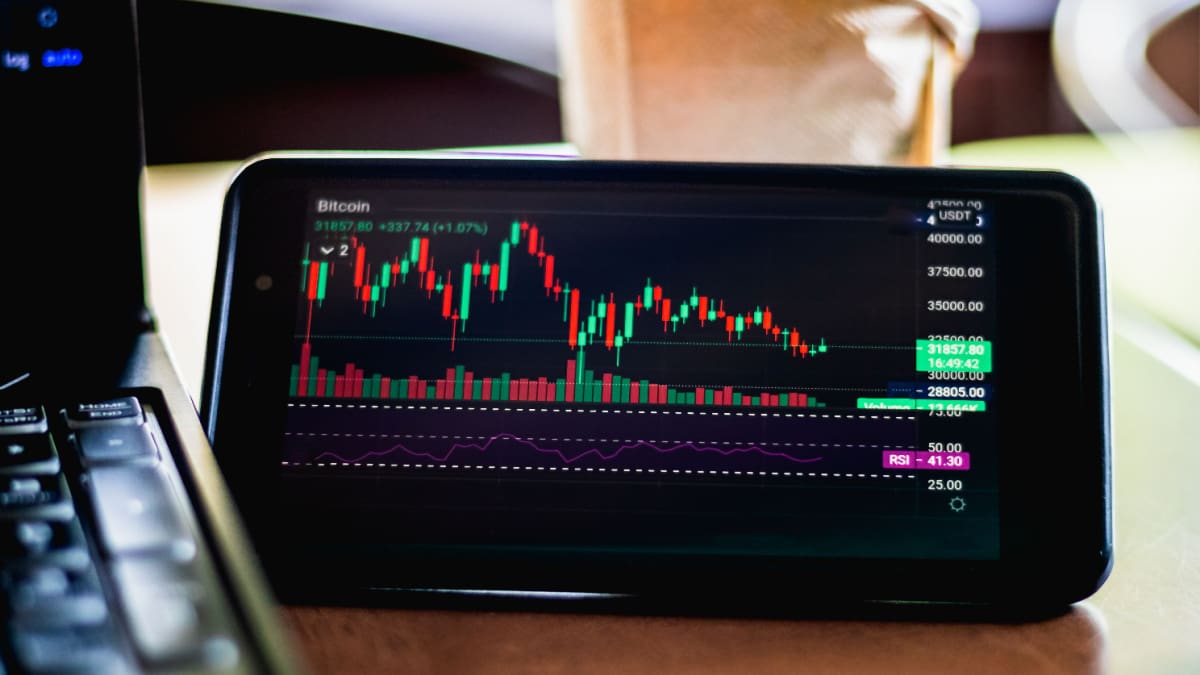Een afbeelding van de bitcoin koers op een mobiele telefoon met daarbij horende technische data Een afbeelding van de bitcoin koers op een mobiele telefoon met daarbij horende technische data