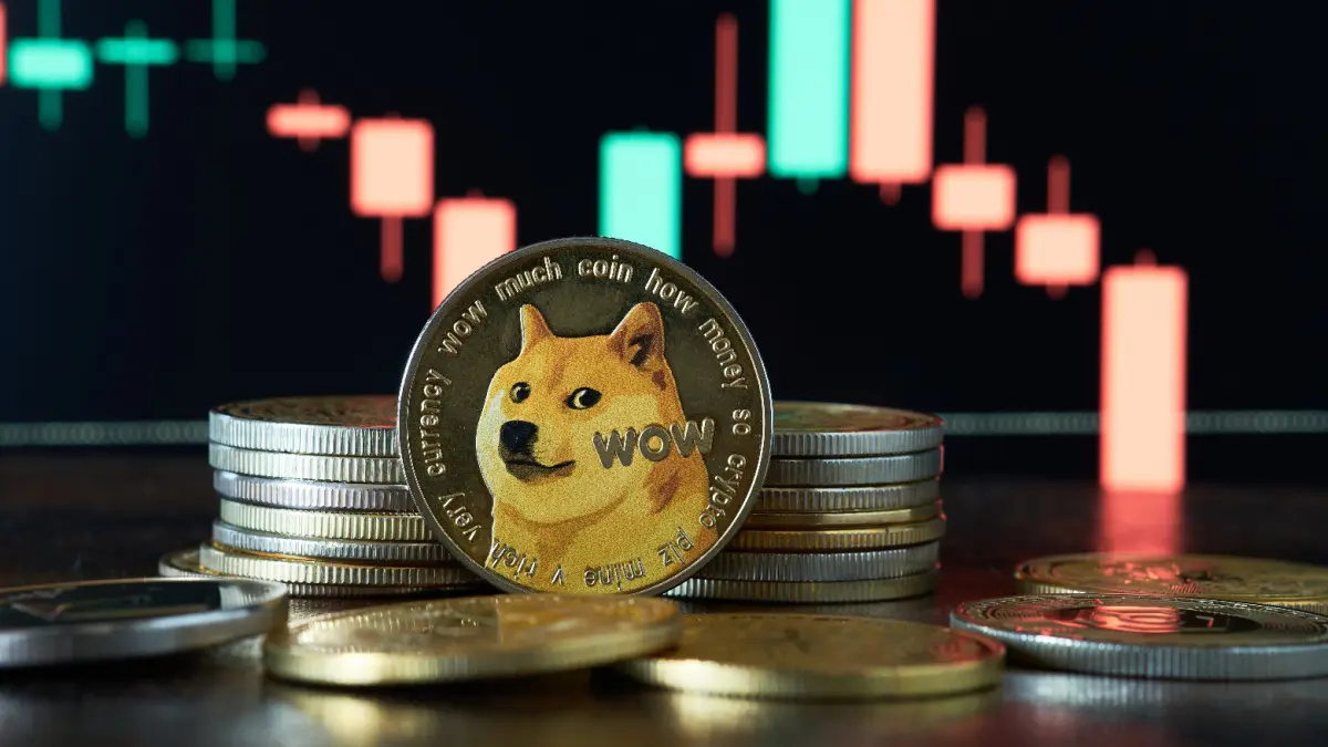 Een afbeelding van dogecoin (DOGE) munten voor een candle chart grafiek die een dalende koers weergeeft Een afbeelding van dogecoin (DOGE) munten voor een candle chart grafiek die een dalende koers weergeeft