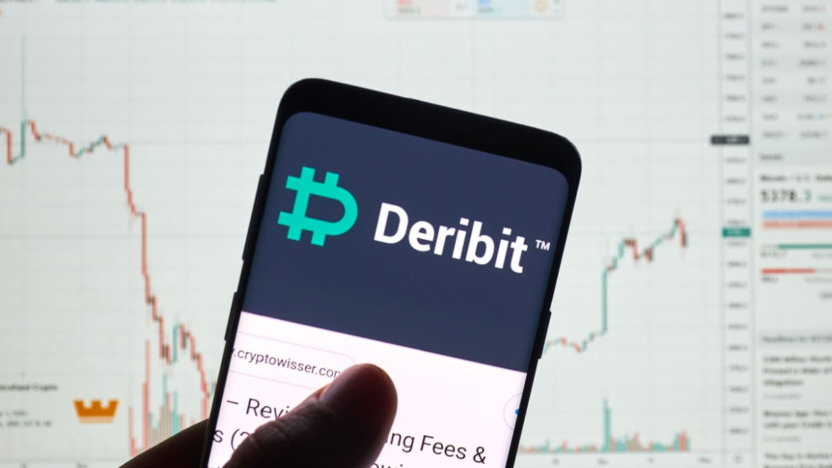 Een afbeelding van het logo van deribit met een grafiek op de achtergrond Zwei Milliarden Euro an Bitcoin-Kontrakten könnten um 10:00 Uhr den Kurs bestimmen