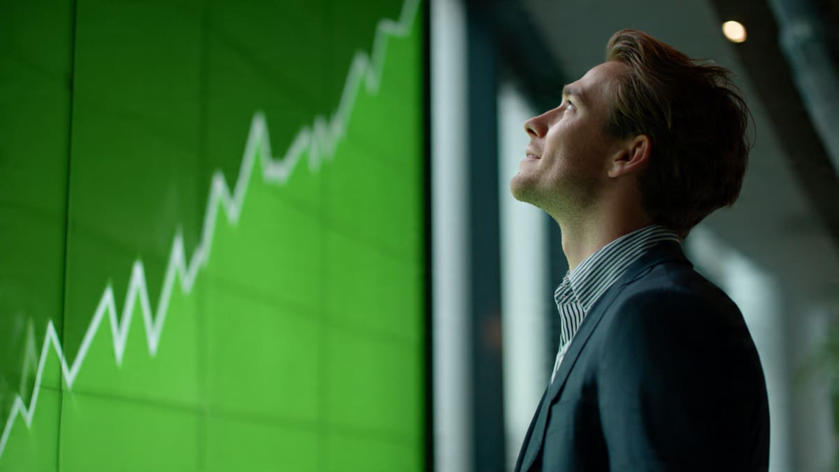 photorealistic-169-image-of-a-man-in-business-atti (1) Une crypto bondit de 150 % en une journée, désormais disponible sur Bitvavo