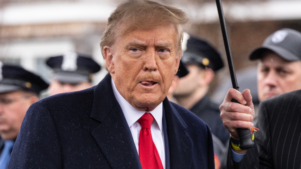 Donald-Trump-im-Regen Bitcoin und Altcoins erholen sich, nachdem Trump Angriff auf Iran absagt