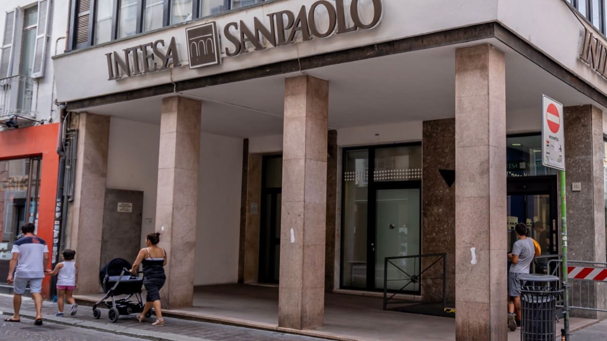 Foto-van-Italiaanse-bank-Intesa-SanPaolo Größte Bank Italiens steigt bei XRP und Ethereum ein und verdoppelt Krypto-Bestand